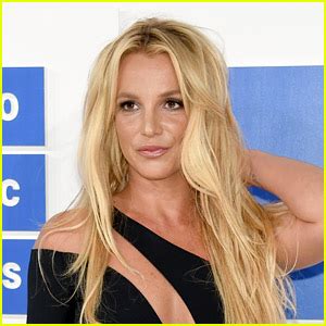 britney spears nude beach|Britney Spears Poses Completely Naked on the Beach in New。